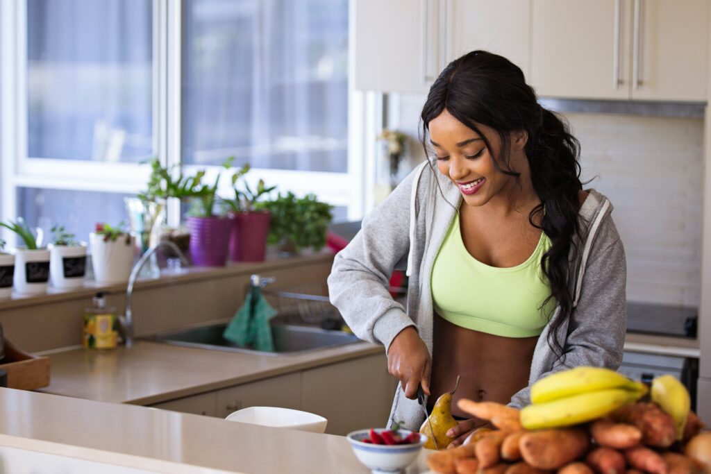 Eating healthy foods after a workout to help build muscle in a calorie deficit